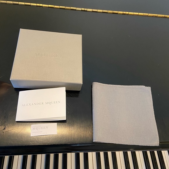 COPY - NWT LUXURY AUTHENTIC RARE Alexander McQueen red pebbled leather Key Ring… - Picture 3 of 17